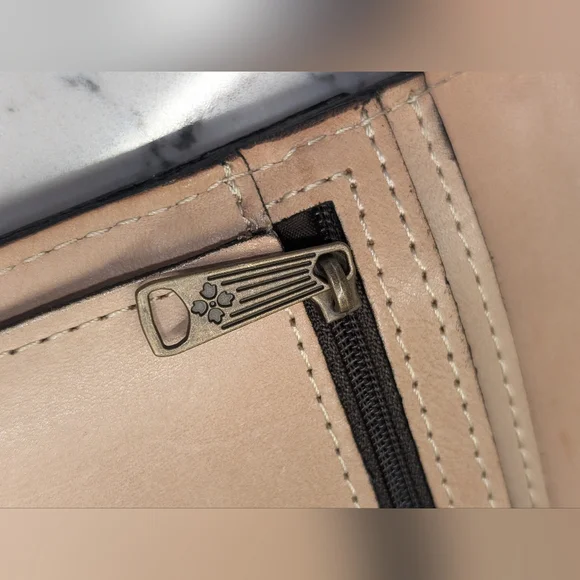 Patricia Nash Leather Clutch/Passport Holder - EUC Tan 7.5x5 Inches - Picture 10 of 13
